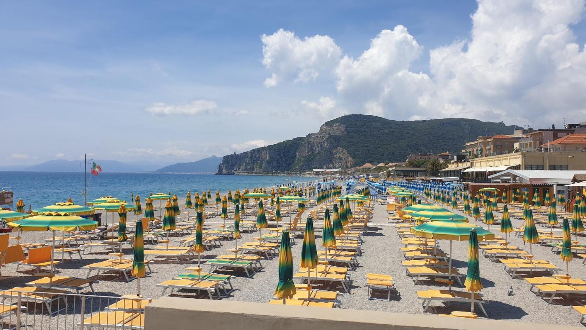 Piccolo Hotel Holiday Center Finale Ligure Exterior foto